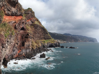 Madeira, Portugalia -kolorowe skały nad oceanem w Ponta do Sol  