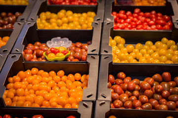 Tomaten in verschiedenen Farben, gelb und rot