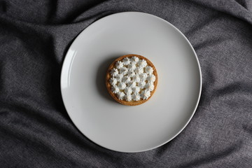 Tart with lemon kyrd