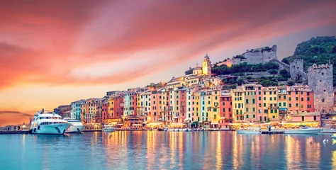Fotobehang Liguria Mystic landschap van de haven met kleurrijke huizen in de boten in Porto Venero, Italië, Ligurië in de avond in het licht van lantaarns bij zonsondergang