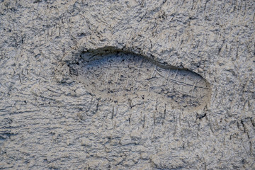 Huella en el cemento fresco