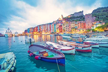Crédence en verre imprimé Lieux européens Paysage mystique du port avec des maisons colorées et les bateaux à Porto Venero, Italie, Ligurie le soir à la lumière des lanternes
