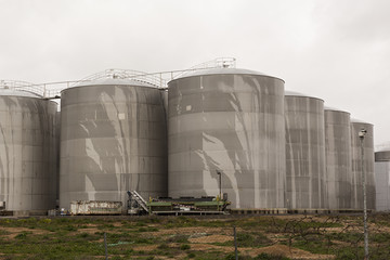 Contenedores de vino en una fábrica