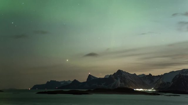 Timelapse d'une aurore boréale dans les Îles Lofoten, Novège