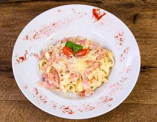 Carbonara pasta with cheese