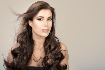 Naklejka premium Beautiful model girl with healthy wavy hair