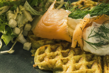 Kartoffelwaffel mit Lachs von nahen