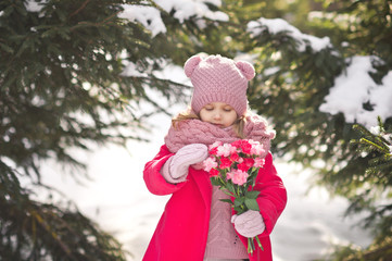 The daughter carries a bouquet to congratulate her mother On March 8 92