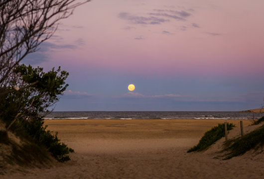 salida de la luna en la palya al atardecer