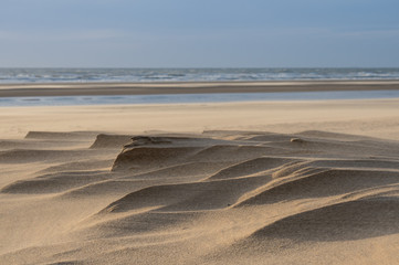 Fototapeta na wymiar Vom Wind geformte Sandstruktur am Strand