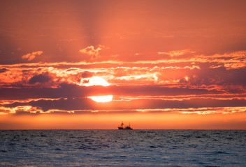 Schiffs-Silhouette bei Sonnenuntergang