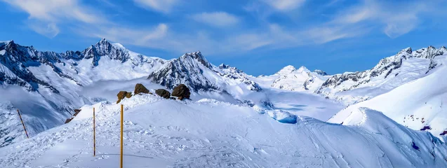 Fotobehang Wunderschönes Winter-Panorama vom Aletschgletscher mit blauem Himmel und Wolken © EKH-Pictures