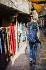 Obraz premium Western backpacker woman exploring India