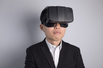 Obraz na płótnie Canvas asian man with VR glasses