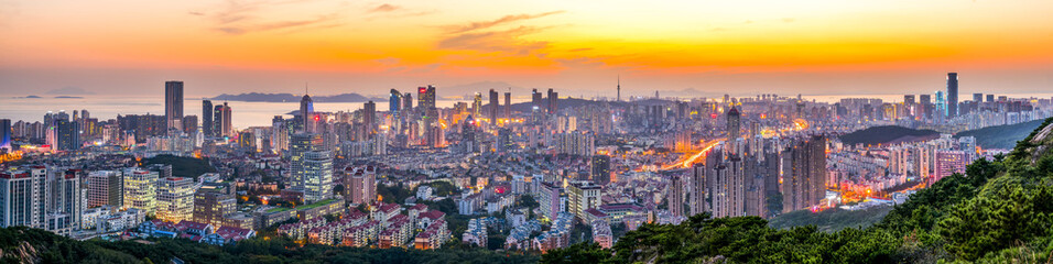 Obraz premium A bird's eye view of the beautiful city scene of the coastal city of Qingdao