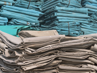 The thick gray and green canvas is stacked. To dry After cleaning, a canvas with a vent is used to keep the sound. And dust during construction.