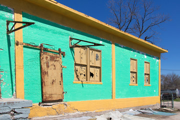 green and tan are the colors of this old buiding