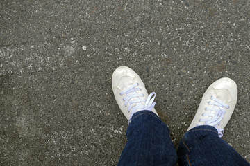 白いキャンバス地のスニーカー