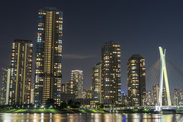東京都市景観　夜の隅田川沿いのタワーマンション