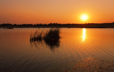 Obraz premium Hot sun rising over Boorooberongal Lake