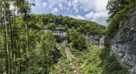 Fototapeta na wymiar Waterfalls of the Herisson in the French Jura