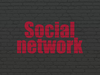 Obraz premium Social media concept: Painted red text Social Network on Black Brick wall background