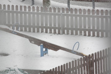 plac zabaw osiedlowy pod śniegiem 