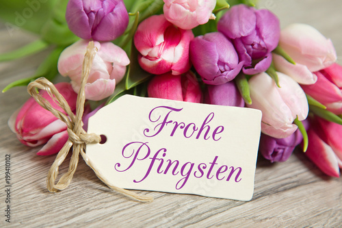 "Tulpen und Karte Frohe Pfingsten" Stockfotos und lizenzfreie Bilder