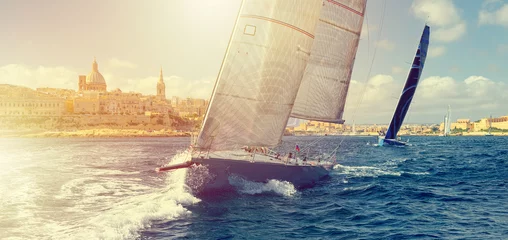 Crédence de cuisine en verre imprimé Naviguer Sailing yachts and sun rays. Sailing. Yachting