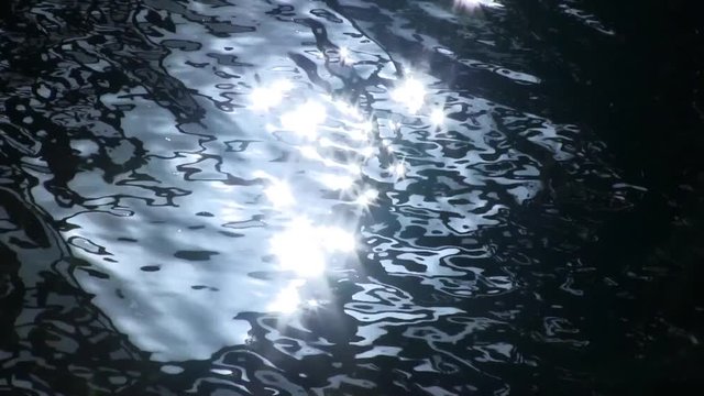 光り輝く水面