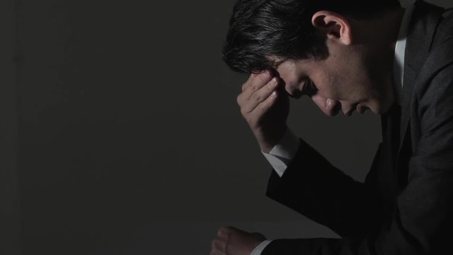 悩む・男性
