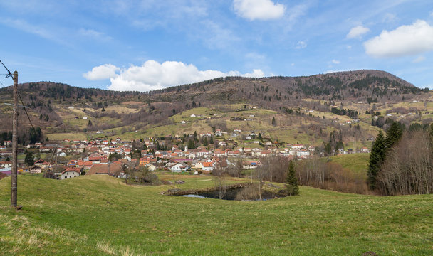 Bussang Vogesen Panorama mit blauem Himmel und Bergen