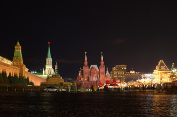 Obraz premium Moscow, Russia - January 10, 2018: Evening view of Red square, Moscow Kremlin and Historical Museum