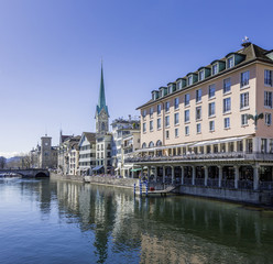 Naklejka premium Historic Zürich center with famous Fraumünster Church, Limmat river and Zürichsee, Switzerland. Historisches Zentrum von Zürich mit der berühmten Fraumünsterkirche, Limmat, Zürichsee, Schweiz.