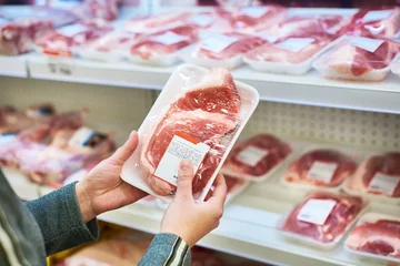 Crédence de cuisine en verre imprimé Viande Mains d& 39 acheteur avec de la viande de porc à l& 39 épicerie