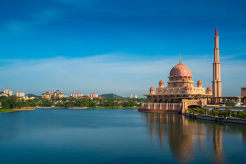 Naklejka premium Putra Mosque or pink masjid in Putrajaya, Malaysia.