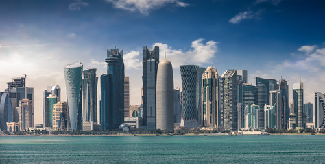 Fototapeta na wymiar Die Bucht und Skyline von Doha, Katar, an einem sonnigen Nachmittag