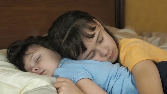 Брат сонную сестру