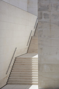Escaleras de m&aacute;rmol claro en vertical minimalistas con espacio y aire