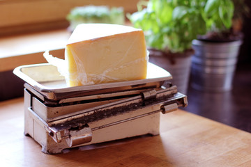 Käse auf der nostalgischen Küchen Waage