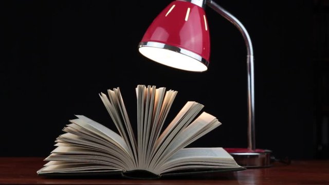 livre ouvert et lampe de chevet