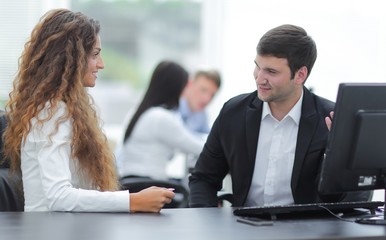 Manager and employee discuss work problem