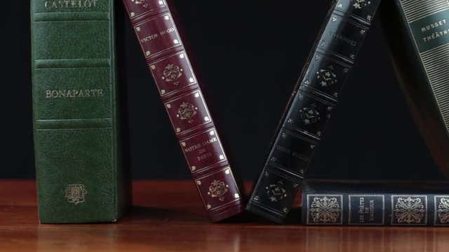 livre ancien en mouvement