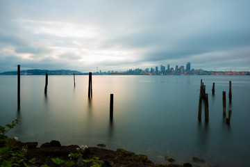Obraz premium Puget Sound and city skyline of Seattle in the mist of the early morning, Washington State, USA
