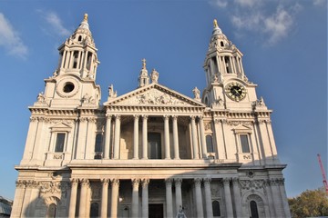 Fototapeta na wymiar Londres, façade néo classique de la cathédrale Saint Paul