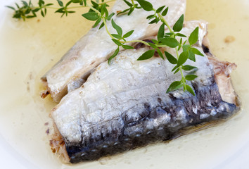 sardines à l'huile dans une assiette 