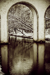 Акведук через реку, парк в Москве, зимний пейзаж
