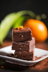 Gateau au chocolat et noisettes avec orange