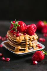 Pancakes au beurre de cacahuète et fruits rouges