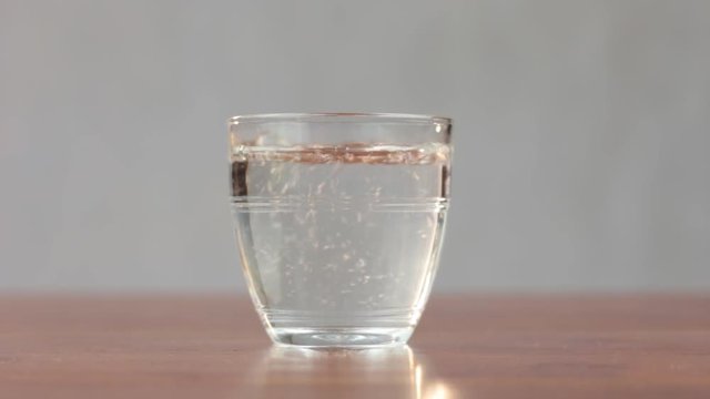 Verre d'eau remplie &agrave; l'envers